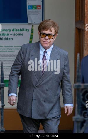 Londra, Regno Unito. 27th Mar, 2023. 27th marzo 2023, Londra, Sir Elton John lascia la Royal Courts of Justice, High Court della Gran Bretagna a Londra, dopo un'audizione su accuse di raccolta illecita di informazioni presentate contro Publisher Associated Newspaper Limited (ANL). Sir Elton John sta citando ANL insieme al Principe Harry, David Furish, Liz Hurley, Sadie Frost, ex deputato liberal democratico Sir Simon Hughes e alla Baronessa Doreen Lawerence. Credit: Lucy North/Alamy Live News Foto Stock