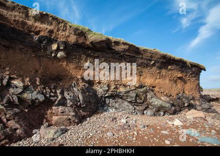 Le scogliere di granito di da Neap a est contrastano con il basalto e poi con l'arenaria rossa dell'estremità occidentale Foto Stock