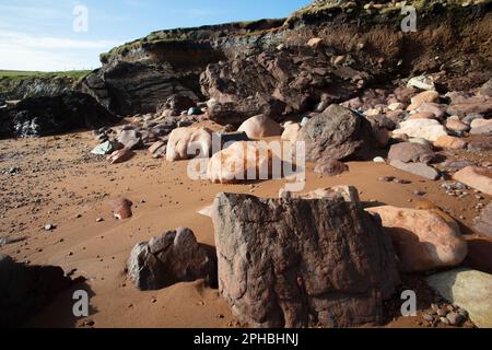 Le scogliere di granito di da Neap a est contrastano con il basalto e poi con l'arenaria rossa dell'estremità occidentale Foto Stock