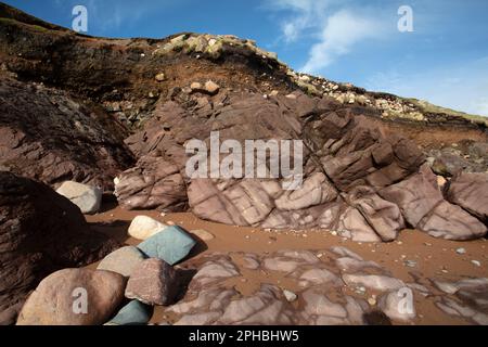 Le scogliere di granito di da Neap a est contrastano con il basalto e poi con l'arenaria rossa dell'estremità occidentale Foto Stock