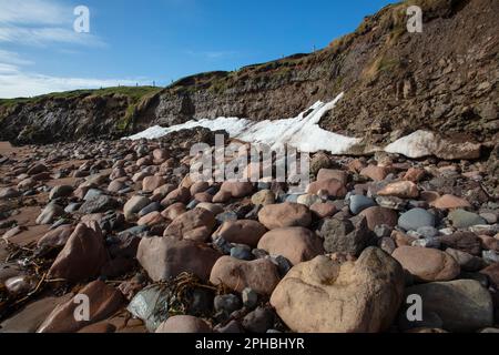 Le scogliere di granito di da Neap a est contrastano con il basalto e poi con l'arenaria rossa dell'estremità occidentale Foto Stock