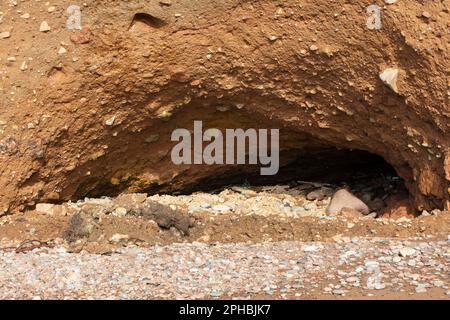 Le scogliere di granito di da Neap a est contrastano con il basalto e poi con l'arenaria rossa dell'estremità occidentale Foto Stock