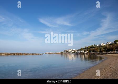Vista rocciosa mattutina della costa del Mar Tirreno con splendida orizzonte estivo senza fine. Incredibile scena all'aperto d'Italia. Bellezza della natura concetto B Foto Stock
