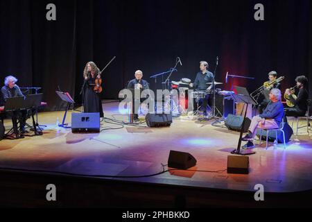 Teatro Corallo, Bardolino (VR), Italia, 26 marzo 2023, Tullio Solenghi si esibisce con Alessandro Nidi ed Ensemble durante Tullio Solenghi & Nidi en Foto Stock