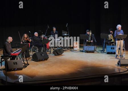 Teatro Corallo, Bardolino (VR), Italia, 26 marzo 2023, Tullio Solenghi si esibisce con Alessandro Nidi ed Ensemble durante Tullio Solenghi & Nidi en Foto Stock