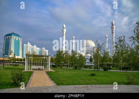 Parcheggia di fronte alla moschea in un giorno d'autunno. Shali, Repubblica cecena, Russia Foto Stock