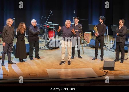 Teatro Corallo, Bardolino (VR), Italia, 26 marzo 2023, Tullio Solenghi si esibisce con Alessandro Nidi ed Ensemble durante Tullio Solenghi & Nidi en Foto Stock