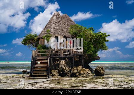 Un idilliaco scenario spiaggia caratterizzato da una casa pittoresca, e la vasta distesa dell'oceano sullo sfondo Foto Stock