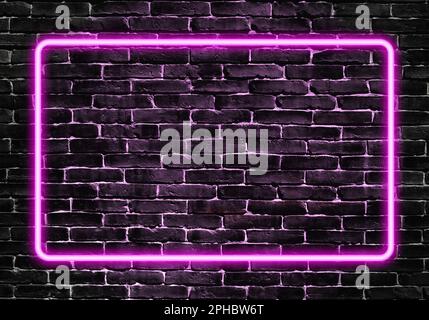 Cornice luminosa al neon viola su pareti in mattoni scuri. Foto Stock