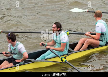 Gara di barche 2023. Cambridge si affonderà dopo aver attraversato il traguardo a Chiswick. Cambridge vogatore Seb Benzecry nel centro Foto Stock