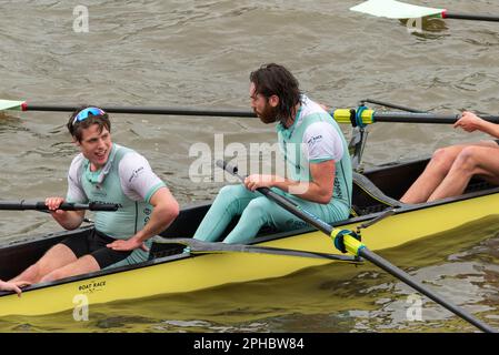 Gara di barche 2023. Cambridge si affonderà dopo aver attraversato il traguardo a Chiswick. Cambridge vogatore Ollie Parish e Seb Benzecry Foto Stock