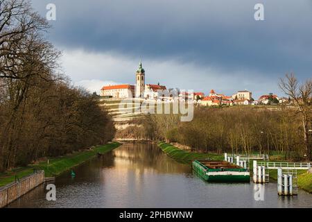Nave da carico ancorata nel canale, castello di Melnik dietro. Foto Stock