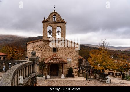 La Hruela, Spagna - 19 novembre 2022: La chiesa di la Hruela un piccolo villaggio con case in pietra nella catena montuosa di Madrid durante l'autunno Foto Stock