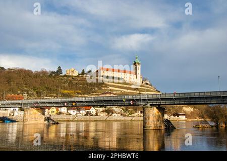 Ponte di ferro sul fiume Labe, castello di Melnik dietro. Foto Stock