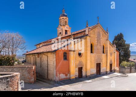 Costigliole Saluzzo, Cuneo, Italia - 27 marzo 2023: Chiesa parrocchiale di Santa Maria Maddalena (15th sec.) In via Umberto I. Foto Stock