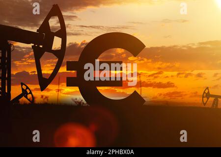 Canta rubli e segni di olio sullo sfondo del bellissimo tramonto. Acquisto e vendita di petrolio greggio per rublo.. Foto Stock