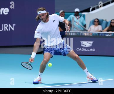 Miami, Stati Uniti d'America. 26th Mar, 2023. MIAMI GARDENS, FLORIDA - 27 MARZO: Stefano Tsitsipas di Grecia torna una prefazione durante una partita contro Cristian Garin del Cile durante il Miami Open all'Hard Rock Stadium il 27 marzo 2023 a Miami Gardens, Florida. (Foto di Alberto E. Tamargo/Sipa USA) Credit: Sipa USA/Alamy Live News Foto Stock