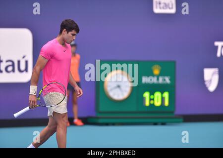 Miami Gardens, Stati Uniti. 26th Mar, 2023. MIAMI GARDENS, FLORIDA - 26 MARZO: Carlos Alcaraz (ESP) vs. Dusan Lajovic (SRB) durante il Miami Open presentato dalla partita di Itaú all'Hard Rock Stadium il 26 marzo 2023 a Miami Gardens, Florida. (Foto di JL/Sipa USA) Credit: Sipa USA/Alamy Live News Foto Stock