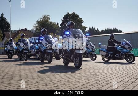 Brno, Czechia - 08 ottobre 2021: Gruppo di polizia motociclette pesanti che cavalcano lentamente, sorvegliando il trasporto di persone importanti, durante la presentazione della p. Ceca Foto Stock