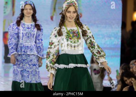 Mosca, Russia. 26th marzo 2023. I modelli presentano i tradizionali costumi nazionali russi su una pista come parte della mostra 'bordi del mondo' al festival di moda per bambini della settimana della moda per bambini al negozio centrale per bambini di Lubyanka a Mosca, Russia Foto Stock