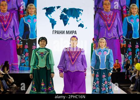 Mosca, Russia. 26th marzo 2023. I modelli presentano i costumi nazionali di Cossack (regione di Kuban) su una pista come parte dello spettacolo 'bordi del mondo' al festival di moda per bambini della settimana della moda per bambini al negozio centrale per bambini di Lubyanka a Mosca, Russia Foto Stock