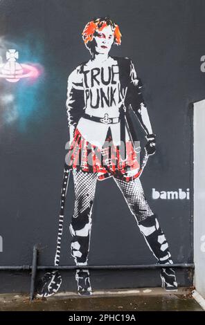 Street Art raffigurante un generico punk femminile dell'anonimo artista detto Bambi su un muro nel World's End, sulla Kings Road, Londra, Regno Unito. Foto Stock