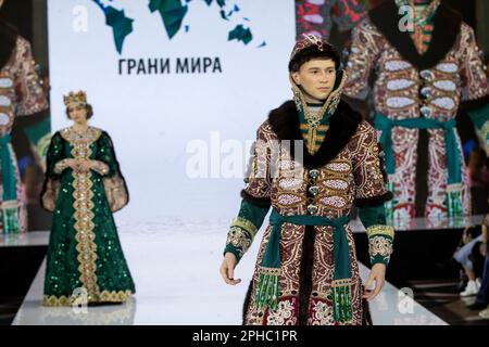 Mosca, Russia. 26th marzo 2023. I modelli presentano i tradizionali costumi nazionali russi su una pista come parte della mostra 'bordi del mondo' al festival di moda per bambini della settimana della moda per bambini al negozio centrale per bambini di Lubyanka a Mosca, Russia Foto Stock