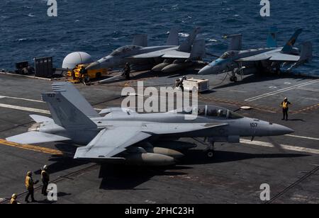 Busan, Corea del Sud. 27th Mar, 2023. I membri della Marina statunitense si trovano a bordo della portaerei di classe USS Nimitz presso la base navale di Busan, Corea del Sud, lunedì 27 marzo 2023. La Corea del Nord ha lanciato un sospetto missile balistico, aggiungendo al suo sbarramento di lanci nelle ultime settimane due razzi destinati a consegnare una testata nucleare nel continente americano. (Foto di Lee Young-ho/Pool/Sipa USA) Credit: Sipa USA/Alamy Live News Foto Stock