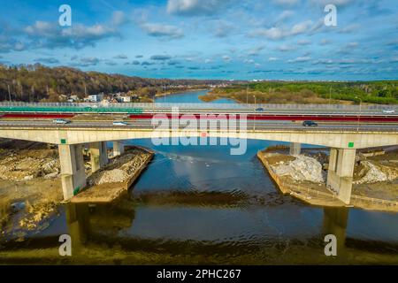 Vista aerea del drone della strada in costruzione. Costruire un nuovo viadotto sulla strada statale A1 tra Vilnius e Klaipeda in Lituania Foto Stock