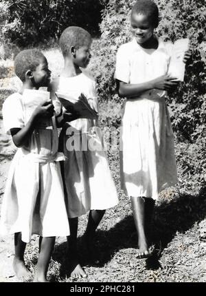 Ragazze di ritorno dalla scuola nel 1999. Kampala, Uganda. Foto Stock