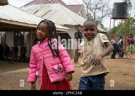 Arusha, Tanzania - 17th ottobre 2022: Due bambini nella feconda Orfanotrofio, in posa per la macchina fotografica. Foto Stock