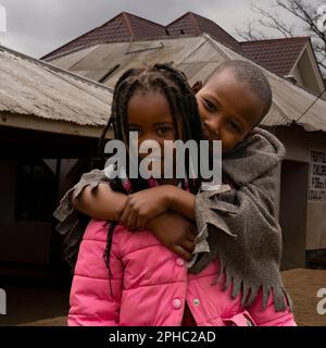 Arusha, Tanzania - 17th ottobre 2022: Due bambini nella feconda Orfanotrofio, in posa per la macchina fotografica. Foto Stock