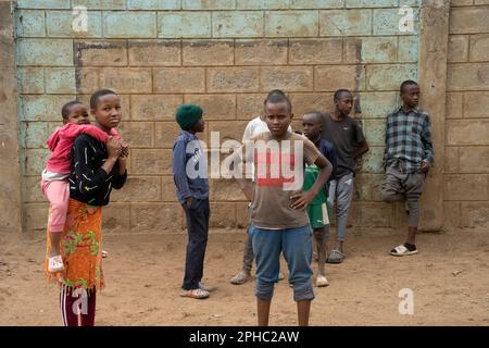 Arusha, Tanzania - 17th ottobre 2022: Un gruppo di bambini nel cortile, nella fruttuosa orfanotrofio in Tanzania. Foto Stock