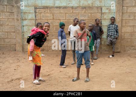 Arusha, Tanzania - 17th ottobre 2022: Un gruppo di bambini nel cortile, nella fruttuosa orfanotrofio in Tanzania. Foto Stock