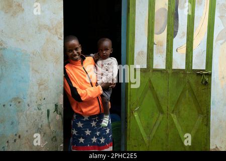 Arusha, Tanzania - 17th ottobre 2022: Un bambino e un custode nella feconda Orfanotrofio di Arusha, Tanzania. Foto Stock