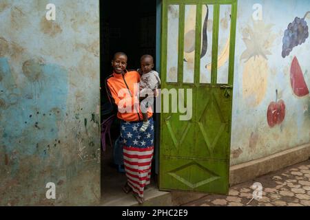 Arusha, Tanzania - 17th ottobre 2022: Un bambino e un custode nella feconda Orfanotrofio di Arusha, Tanzania. Foto Stock