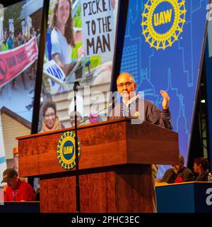 Detroit, Michigan, Stati Uniti. 27th Mar, 2023. Shawn Fain, neoeletto presidente degli operai dell'automobile unita, ha parlato all'inizio della convenzione di contrattazione dell'UAW. La convenzione stabilirà gli obiettivi di contrattazione per le prossime negoziazioni contrattuali. I contratti del sindacato che coprono 150.000 lavoratori alle case automobilistiche di Detroit scadono il 14 settembre. Credit: Jim West/Alamy Live News Foto Stock