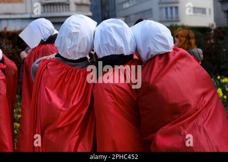 Bruxelles, Belgio. 27th Mar, 2023. Manifestanti vestiti come fanciulle dalla protesta della fanciulla contro il primo ministro israeliano Benjamin Netanyahu a Bruxelles, in Belgio, il 27 marzo 2023. Credit: ALEXANDROS MICHAILIDIS/Alamy Live News Foto Stock