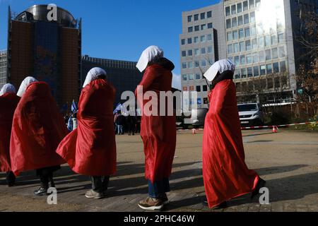 Bruxelles, Belgio. 27th Mar, 2023. Manifestanti vestiti come fanciulle dalla protesta della fanciulla contro il primo ministro israeliano Benjamin Netanyahu a Bruxelles, in Belgio, il 27 marzo 2023. Credit: ALEXANDROS MICHAILIDIS/Alamy Live News Foto Stock