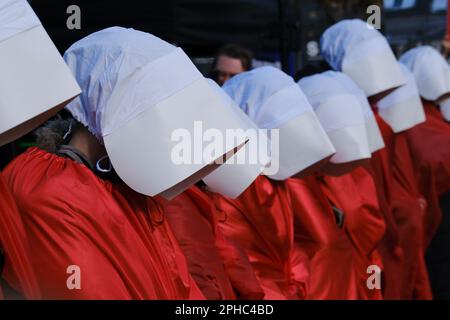 Bruxelles, Belgio. 27th Mar, 2023. Manifestanti vestiti come fanciulle dalla protesta della fanciulla contro il primo ministro israeliano Benjamin Netanyahu a Bruxelles, in Belgio, il 27 marzo 2023. Credit: ALEXANDROS MICHAILIDIS/Alamy Live News Foto Stock