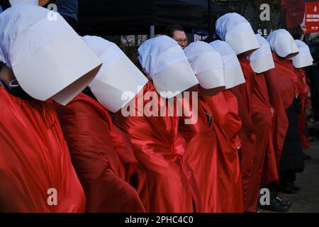 Bruxelles, Belgio. 27th Mar, 2023. Manifestanti vestiti come fanciulle dalla protesta della fanciulla contro il primo ministro israeliano Benjamin Netanyahu a Bruxelles, in Belgio, il 27 marzo 2023. Credit: ALEXANDROS MICHAILIDIS/Alamy Live News Foto Stock