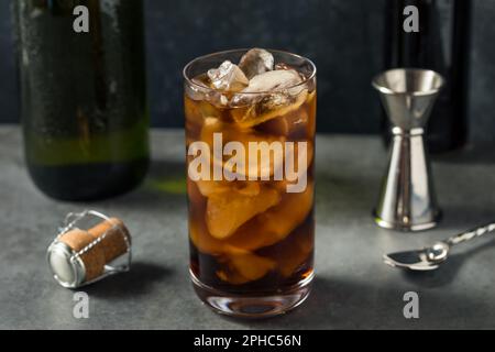 Freddo rinfrescante boozy Diet Cola e Champagne con ghiaccio in un bicchiere Foto Stock