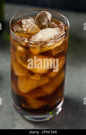 Freddo rinfrescante boozy Diet Cola e Champagne con ghiaccio in un bicchiere Foto Stock