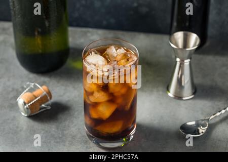 Freddo rinfrescante boozy Diet Cola e Champagne con ghiaccio in un bicchiere Foto Stock