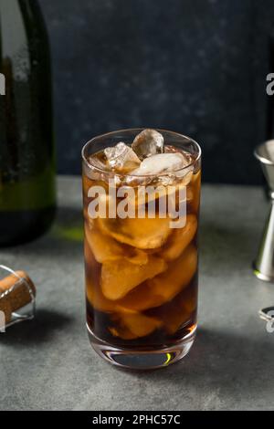 Freddo rinfrescante boozy Diet Cola e Champagne con ghiaccio in un bicchiere Foto Stock