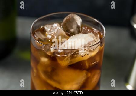 Freddo rinfrescante boozy Diet Cola e Champagne con ghiaccio in un bicchiere Foto Stock