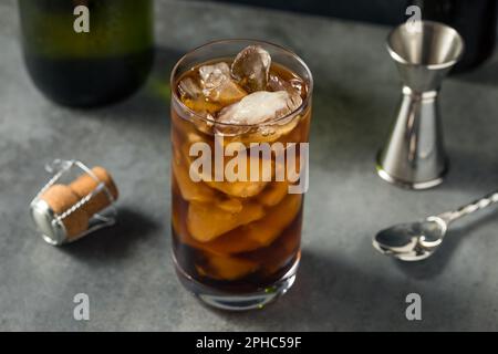 Freddo rinfrescante boozy Diet Cola e Champagne con ghiaccio in un bicchiere Foto Stock