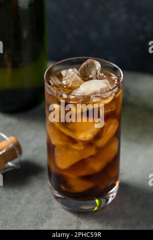 Freddo rinfrescante boozy Diet Cola e Champagne con ghiaccio in un bicchiere Foto Stock