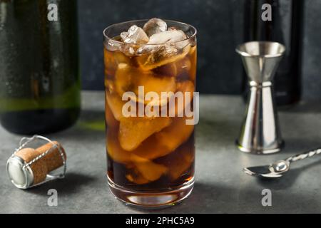 Freddo rinfrescante boozy Diet Cola e Champagne con ghiaccio in un bicchiere Foto Stock