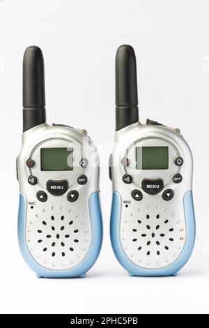 Un paio di walkie talkie su uno sfondo bianco Foto Stock